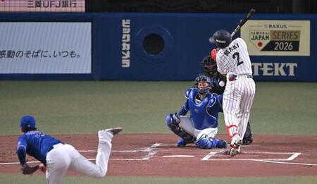 死球を受ける牧（撮影・飯室逸平）