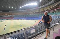 球場コンコースをランニングする菊池雄星