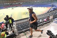 コンコースをランニングする菊池