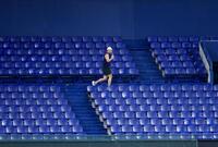 バックスクリーンを走る菊池雄星（撮影・伊藤笙子）