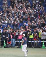 大谷の動きにファンも大注目！？（撮影・飯室逸平）