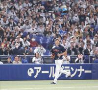 キャッチボールを終え、ファンの前をンベンチへ戻る大谷（撮影・西岡正）