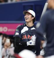 打撃練習中、笑顔を見せる大谷（撮影・伊藤笙子）