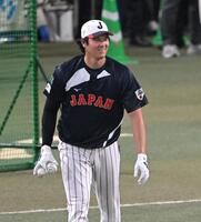 フリー打撃終了後、球拾いする大谷（撮影・飯室逸平）