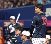 大谷（左奥）らＭＬＢ組の打撃練習を見つめる森下（撮影・伊藤笙子）