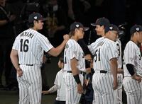 森下とタッチを交わす大谷（撮影・飯室逸平）