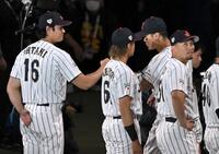 佐藤輝とタッチを交わす大谷（撮影・飯室逸平）