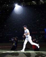 試合前セレモニーでグラウンドに飛び出す大谷（撮影・伊藤笙子）