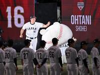 セレモニーで入場する大谷（撮影・飯室逸平）