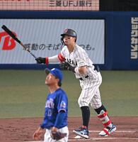 １回、先制３ランを放つ佐藤輝（撮影・飯室逸平）