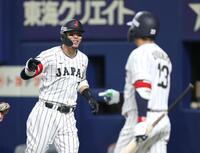 １回、右越え３ランを放ち、森下（右）に笑顔を見せる佐藤輝（撮影・伊藤笙子）