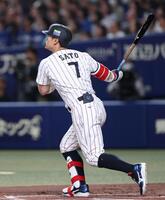 右越え３ランを放つ佐藤輝（撮影・伊藤笙子）