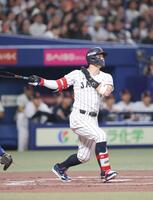 先制３ランを放つ佐藤輝（撮影・西岡正）