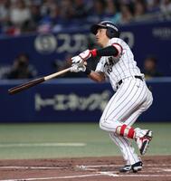 左越えソロを放つ佐々木（撮影・伊藤笙子）