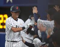 左越えソロを放ち、ナインに迎えられる佐々木（撮影・伊藤笙子）