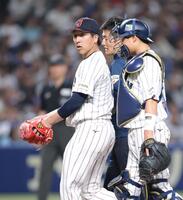 ９回途中にベンチへ戻る大勢（左）＝撮影・西岡正