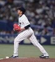 ９回、ブライトに左安打を浴び、右足を伸ばすしぐさをする大勢（撮影・伊藤笙子）