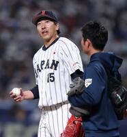 ９回、ブライトに左安打を浴びた直後、トレーナーに駆けつけられる大勢（撮影・伊藤笙子）