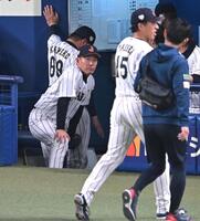 ベンチに下がる大勢（１５）を心配そうに見つめる井端監督（撮影・飯室逸平）
