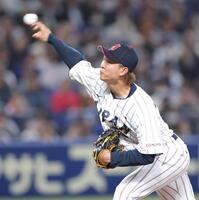 ９回、急きょ登板し力投する高橋宏（撮影・西岡正）