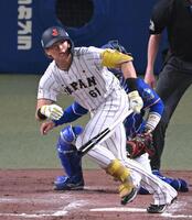 ７回、適時打を放つ山本（撮影・飯室逸平）