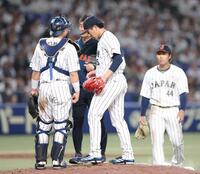 ９回途中、ベンチへ下がる大勢（中央）＝撮影・西岡正