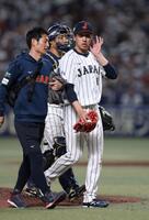 ９回、ブライトに左安打を浴び、トレーナーを引き連れ降板する大勢（右）＝撮影・伊藤笙子