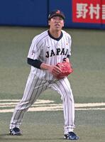 ９回、足を気にする大勢（撮影・飯室逸平）