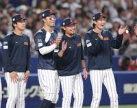 中日に勝利し、笑顔でナインを迎える佐藤輝（左から３人目）＝撮影・西岡正