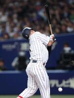 背中に死球を受ける牧（撮影・伊藤笙子）