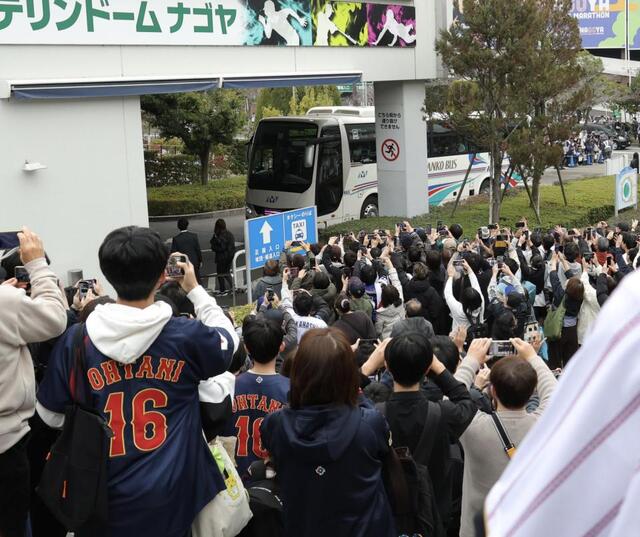 侍Ｊ　チームバス入りにファンが歓声！