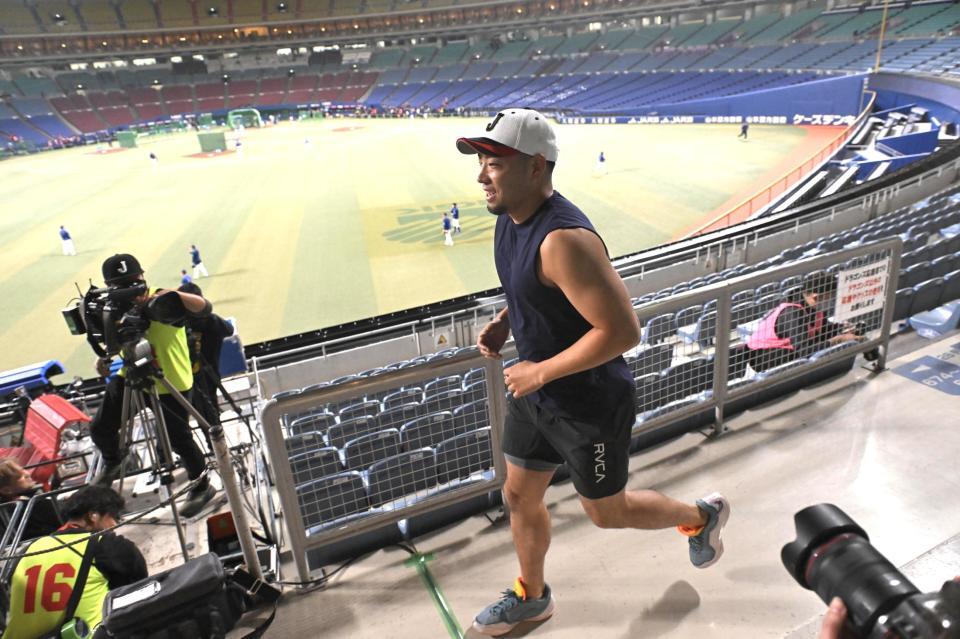 コンコースをランニングする菊池