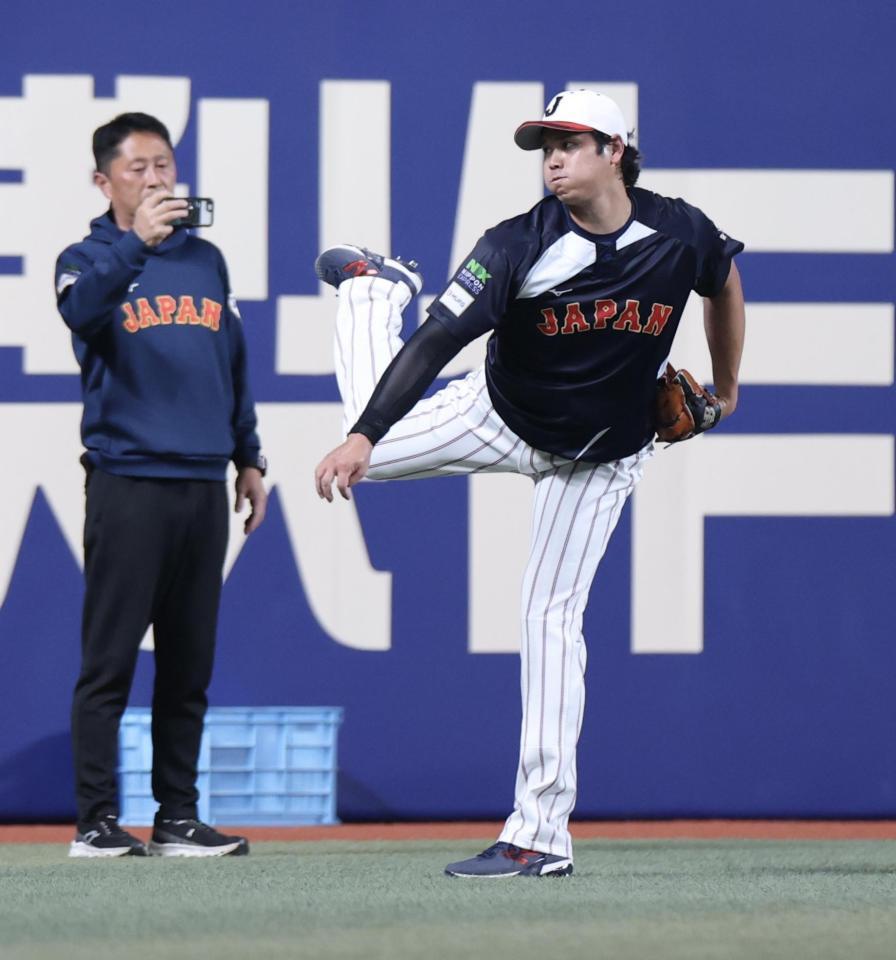 キャッチボールをする大谷（撮影・伊藤笙子）