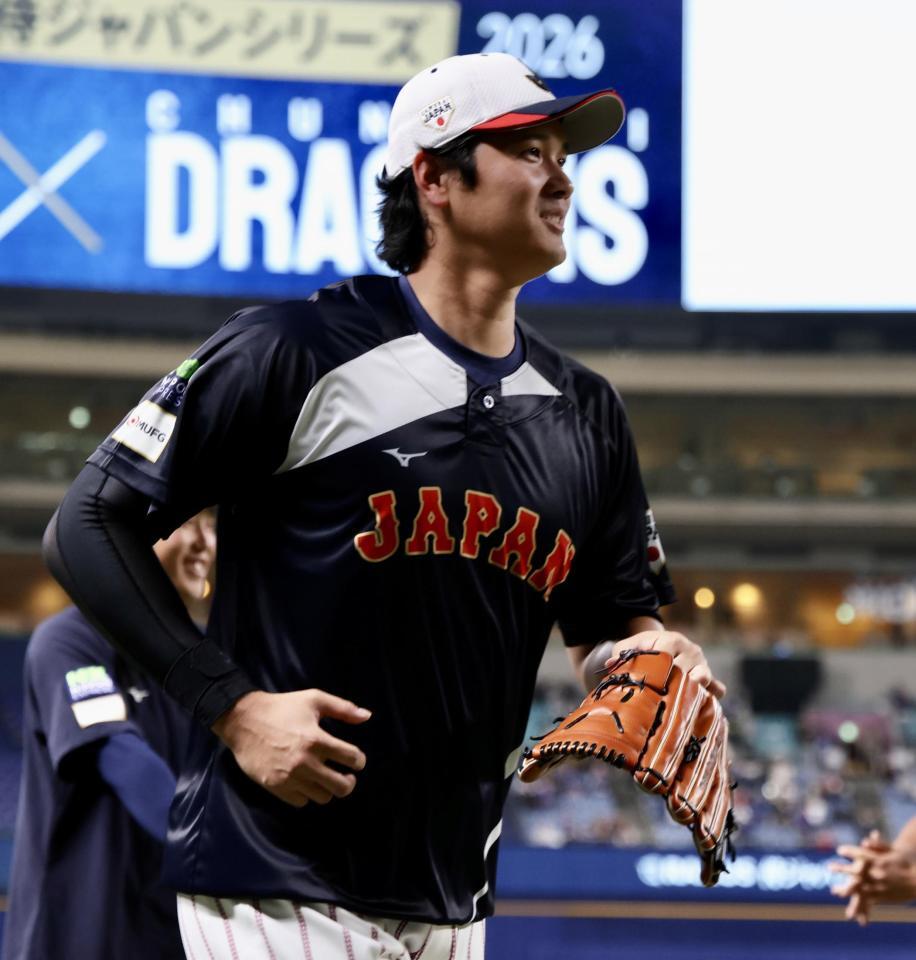 練習時間を間違え、慌ててベンチへ戻る大谷（撮影・伊藤笙子）