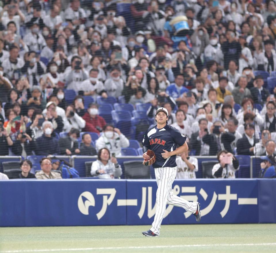 キャッチボールを終え、ファンの前をンベンチへ戻る大谷（撮影・西岡正）