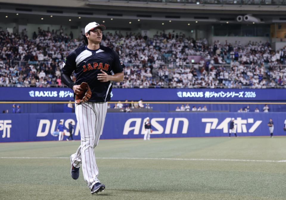 レフトスタンドにボールをプレゼントし、ベンチへ戻る大谷翔平（撮影・伊藤笙子）