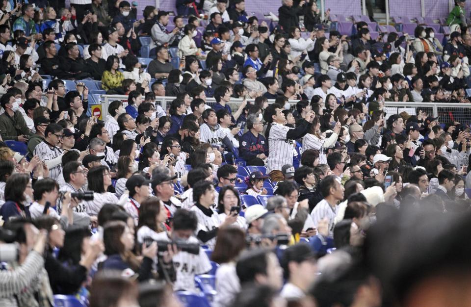 　グラウンドにＷＢＣ日本代表の大谷翔平が姿を見せ、スマホを構える観客ら＝27日