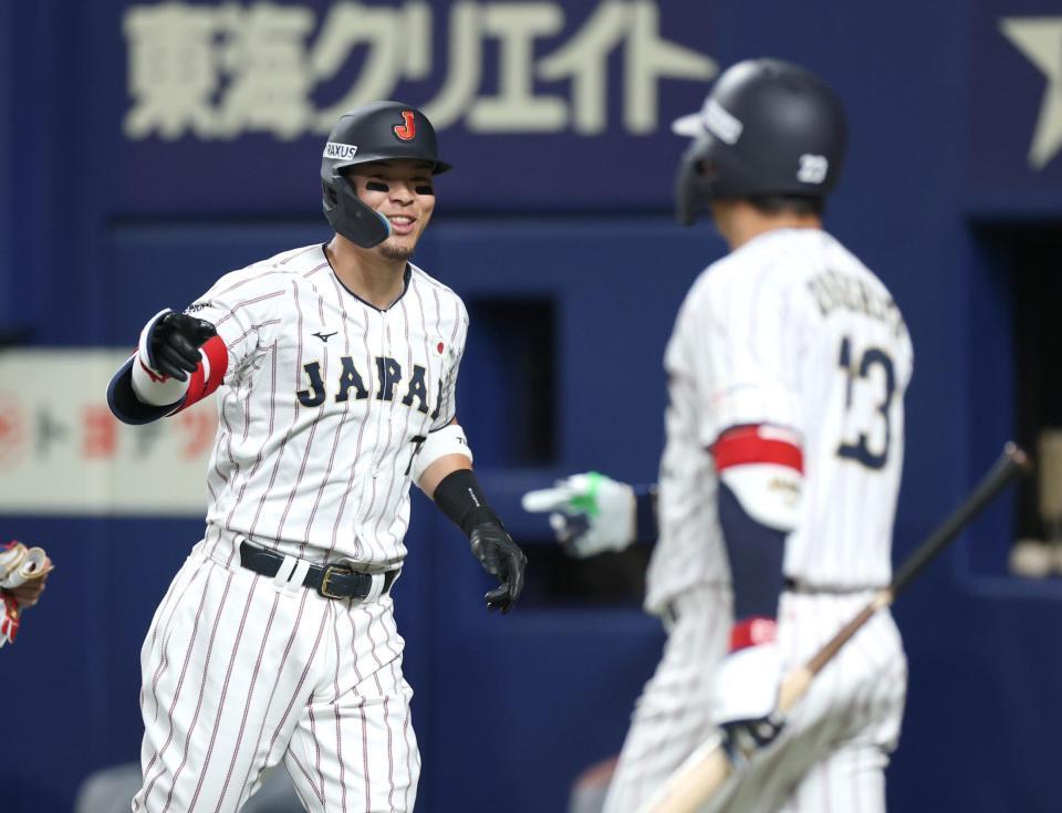 １回、右越え３ランを放ち、森下（右）に笑顔を見せる佐藤輝（撮影・伊藤笙子）