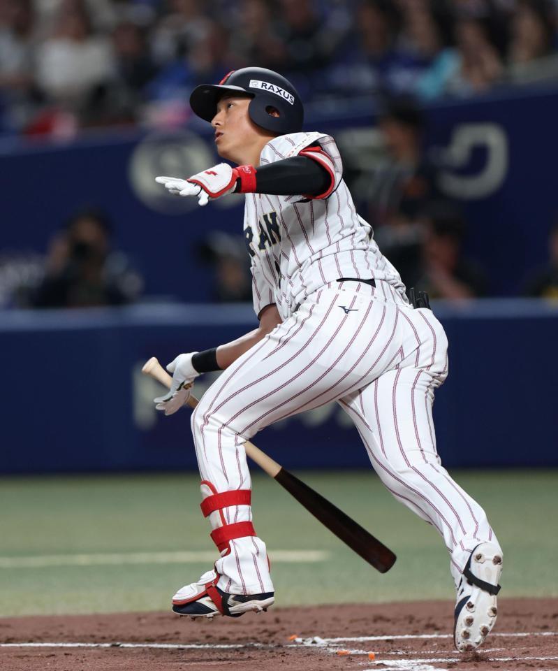 左越えソロを放つ佐々木（撮影・伊藤笙子）