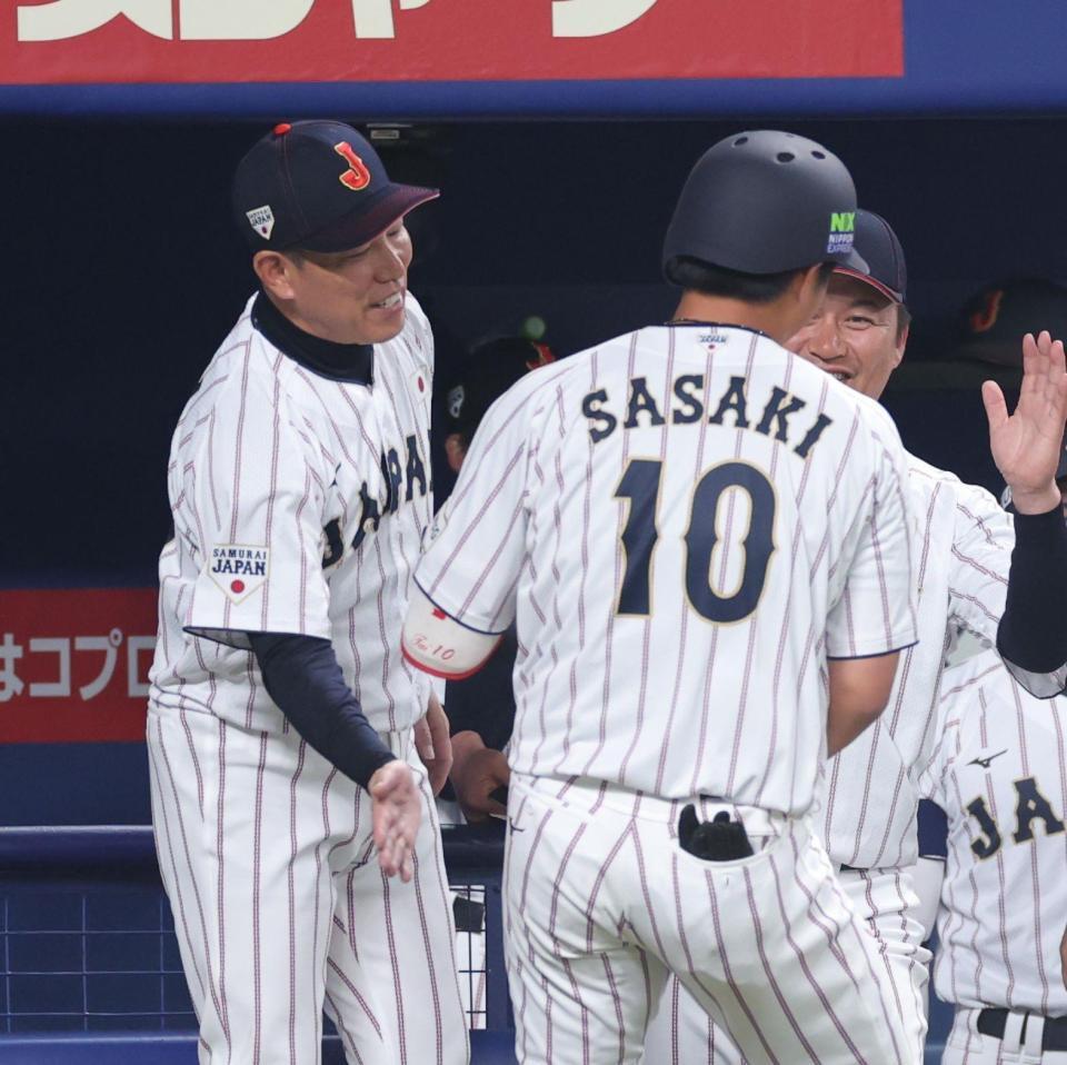 左越えソロを放った佐々木を祝福する井端監督（撮影・西岡正）