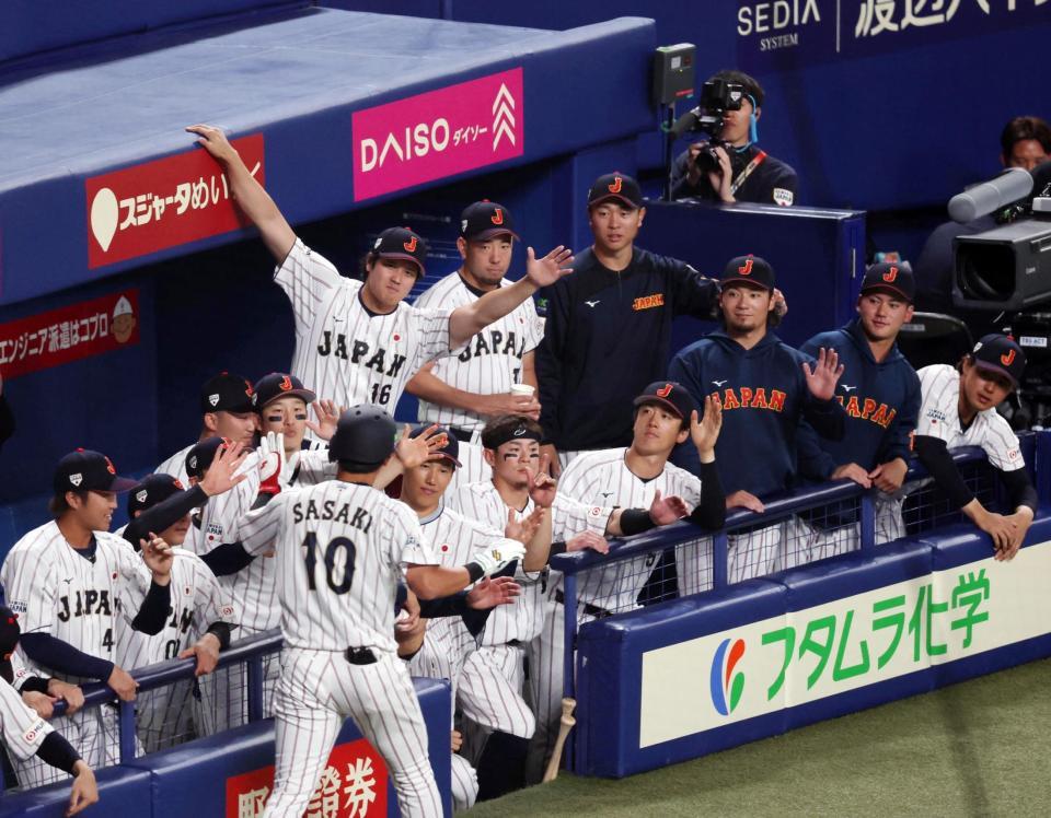 ２回裏、ソロ本塁打を放った佐々木（手前）を手を上げて迎える大谷