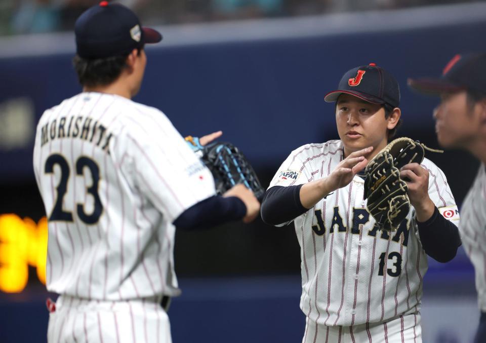 ２回を抑え、森下（左）を迎える宮城（撮影・伊藤笙子）