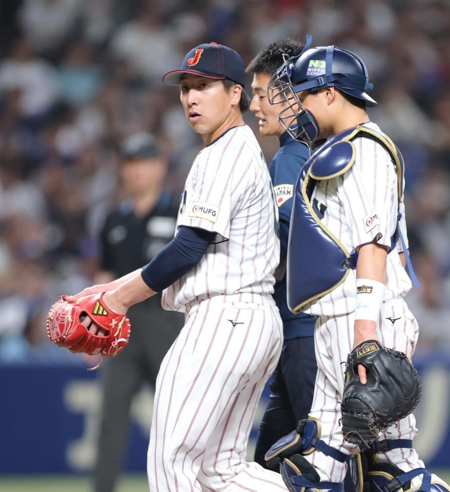 ９回途中にベンチへ戻る大勢（左）＝撮影・西岡正