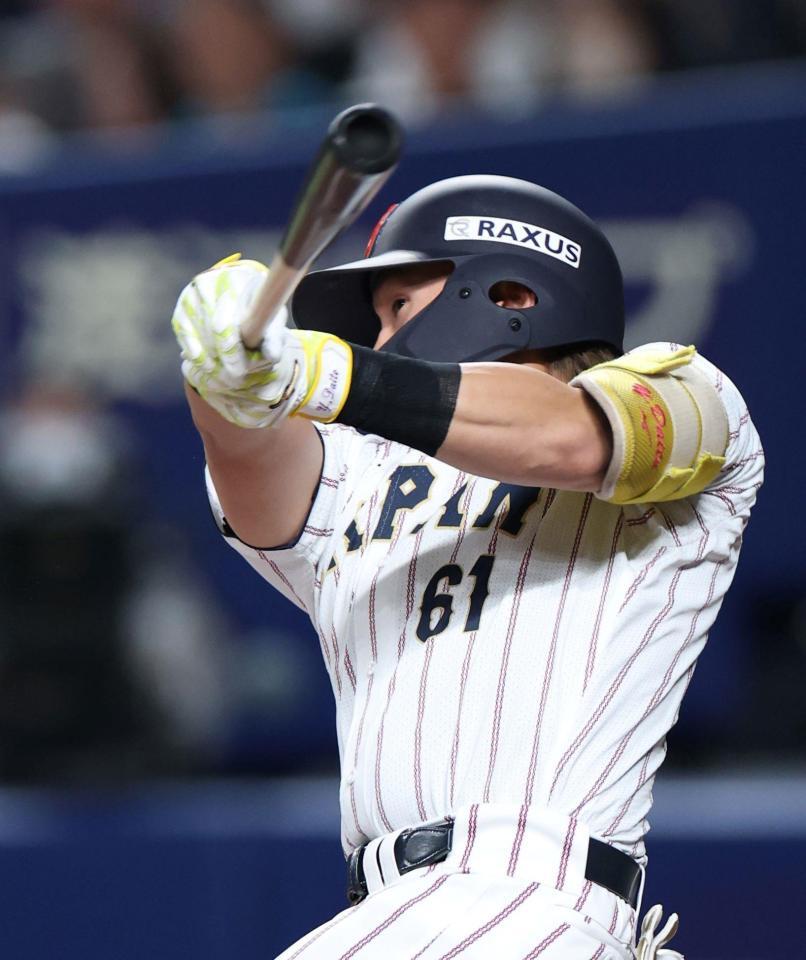 ７回侍ジャパン２死一二塁、左前へ適時打を放つロッテ・山本大斗＝バンテリンドームナゴヤ（撮影・伊藤笙子）