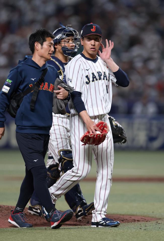 ９回、ブライトに左安打を浴び、トレーナーを引き連れ降板する大勢（右）＝撮影・伊藤笙子