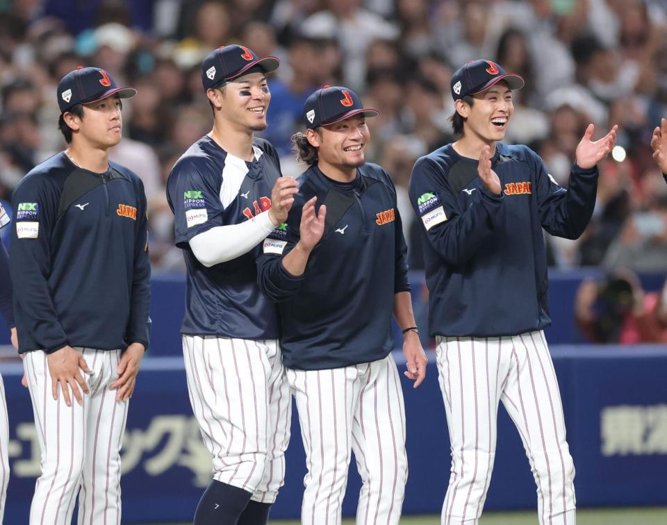中日に勝利し、笑顔でナインを迎える佐藤輝（左から３人目）＝撮影・西岡正