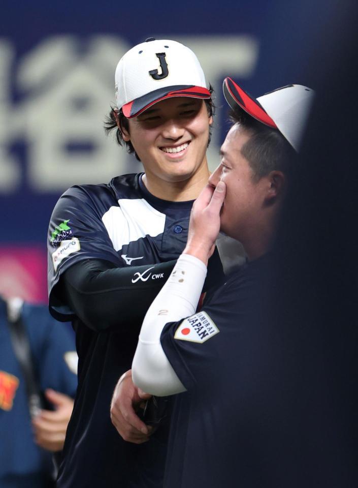 牧（右）と談笑する大谷（撮影・伊藤笙子）