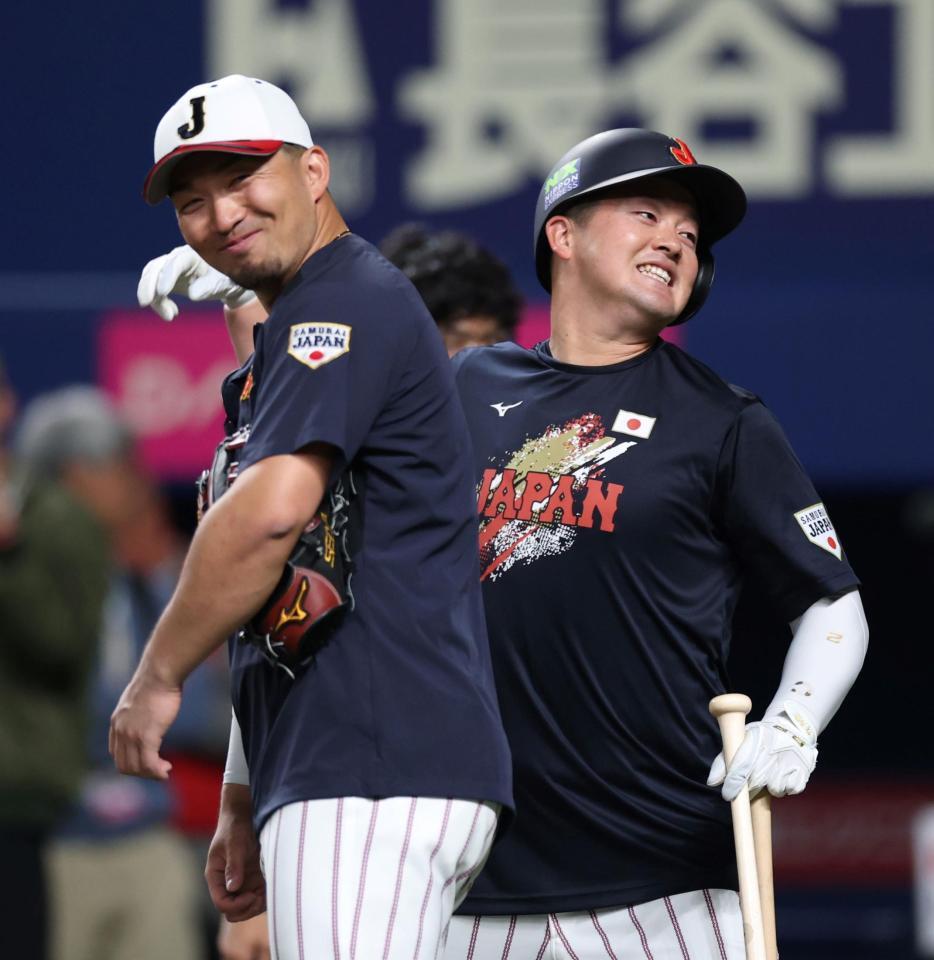 牧（右）のジェスチャーに思わず笑う鈴木（撮影・伊藤笙子）