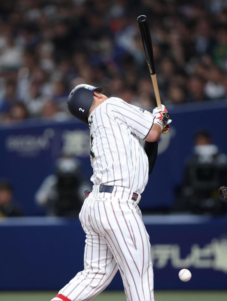 背中に死球を受ける牧（撮影・伊藤笙子）