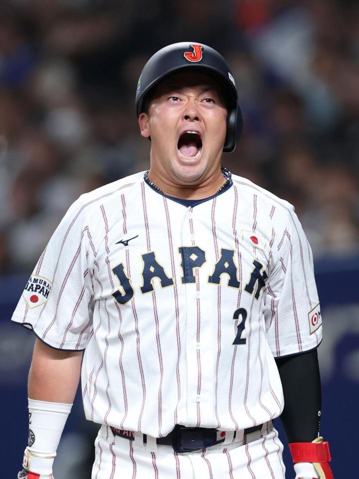 １回、背中に死球を受け、絶叫する牧（撮影・伊藤笙子）